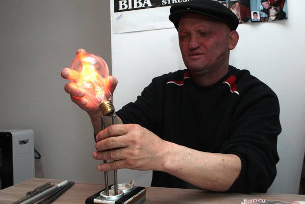 Lazarevac: Slaviša Pajki? poznatiji kao 'Biba Struja'  propušta el. struju kroz tijelo