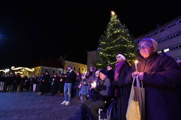 Čakovec: Paljenje prve adventske svijeće na Franjevačkom trgu