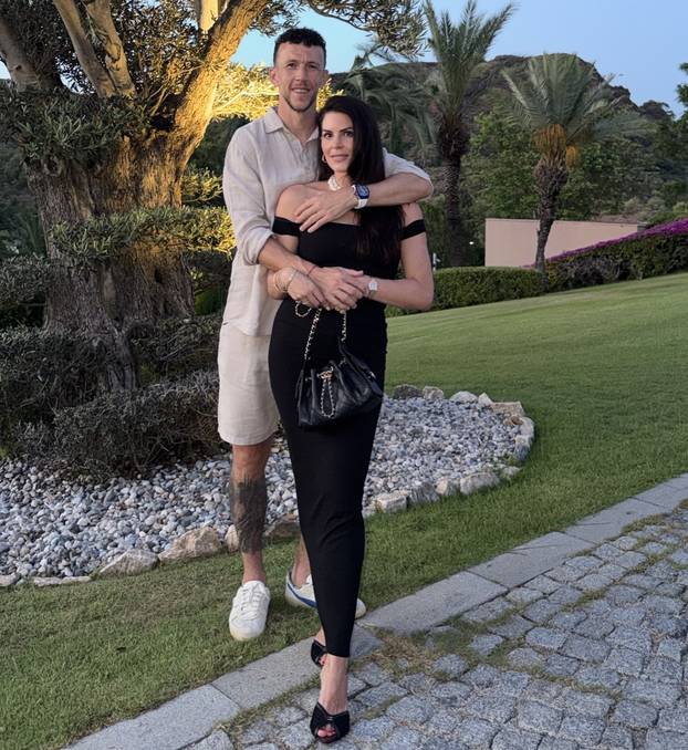 FOTO Ljubav iz školskih klupa: Gospođa Perišić slavi rođendan, a Ivanu je najveća podrška...