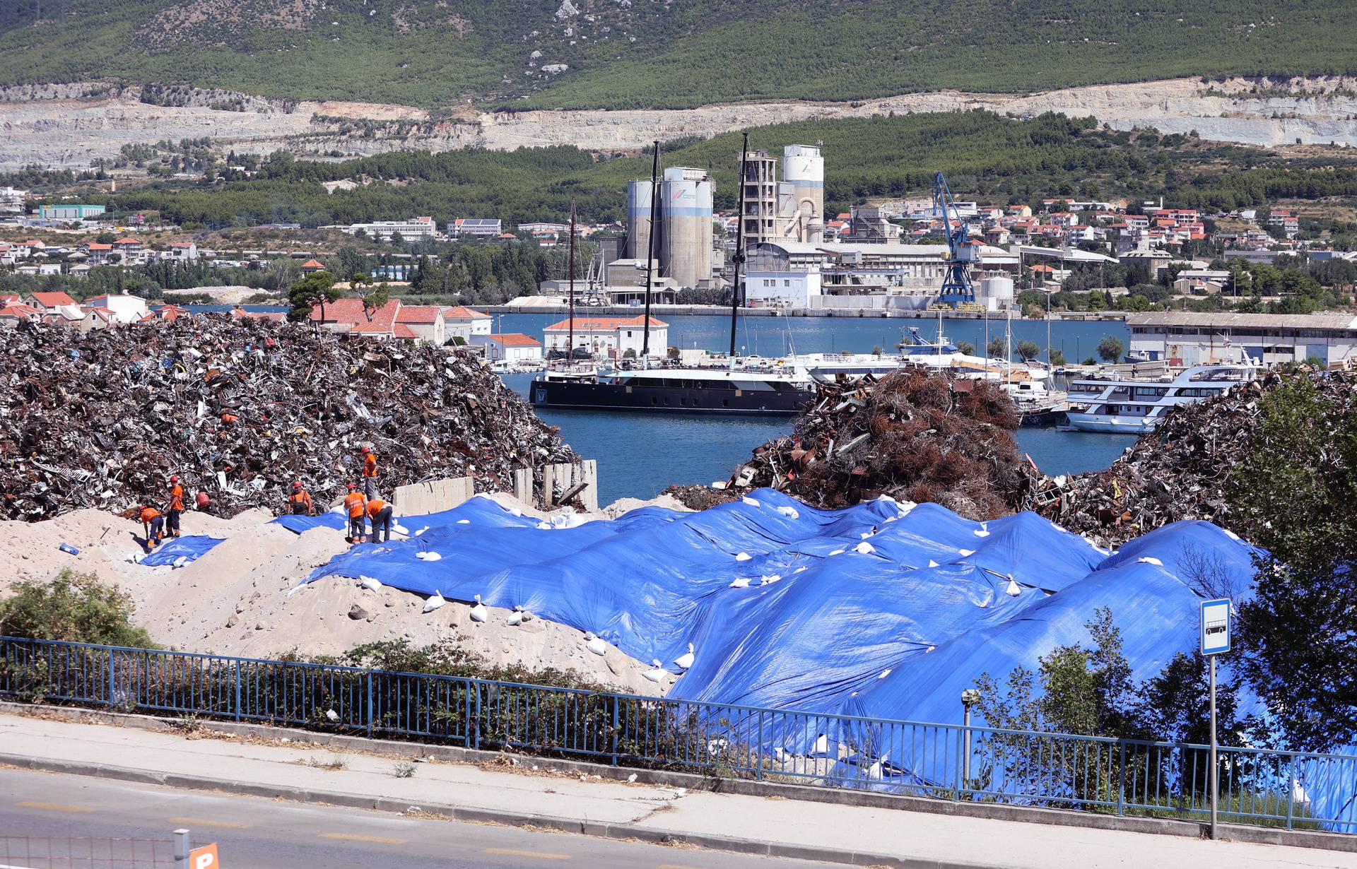 Split: Radnici pokrivaju rasuti teret u Sjevernoj luci koji vjetar raznosi po okolnim naseljima