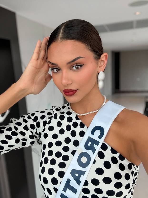 FOTO Svi outfiti naše missice: Evo u kojim se kombinacijama do sada predstavila s lentom