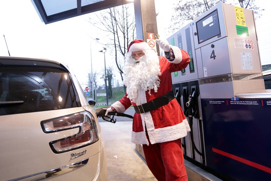 Pokloni i smijeh obilježili djedičin posjet Kući ljubavi