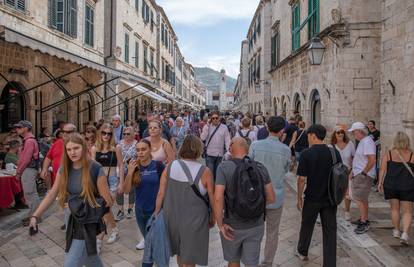 Stiglo ljeto, turista malo! Kažu nam ugostitelji da im je promet pao 10%: Samo šetaju, ne troše