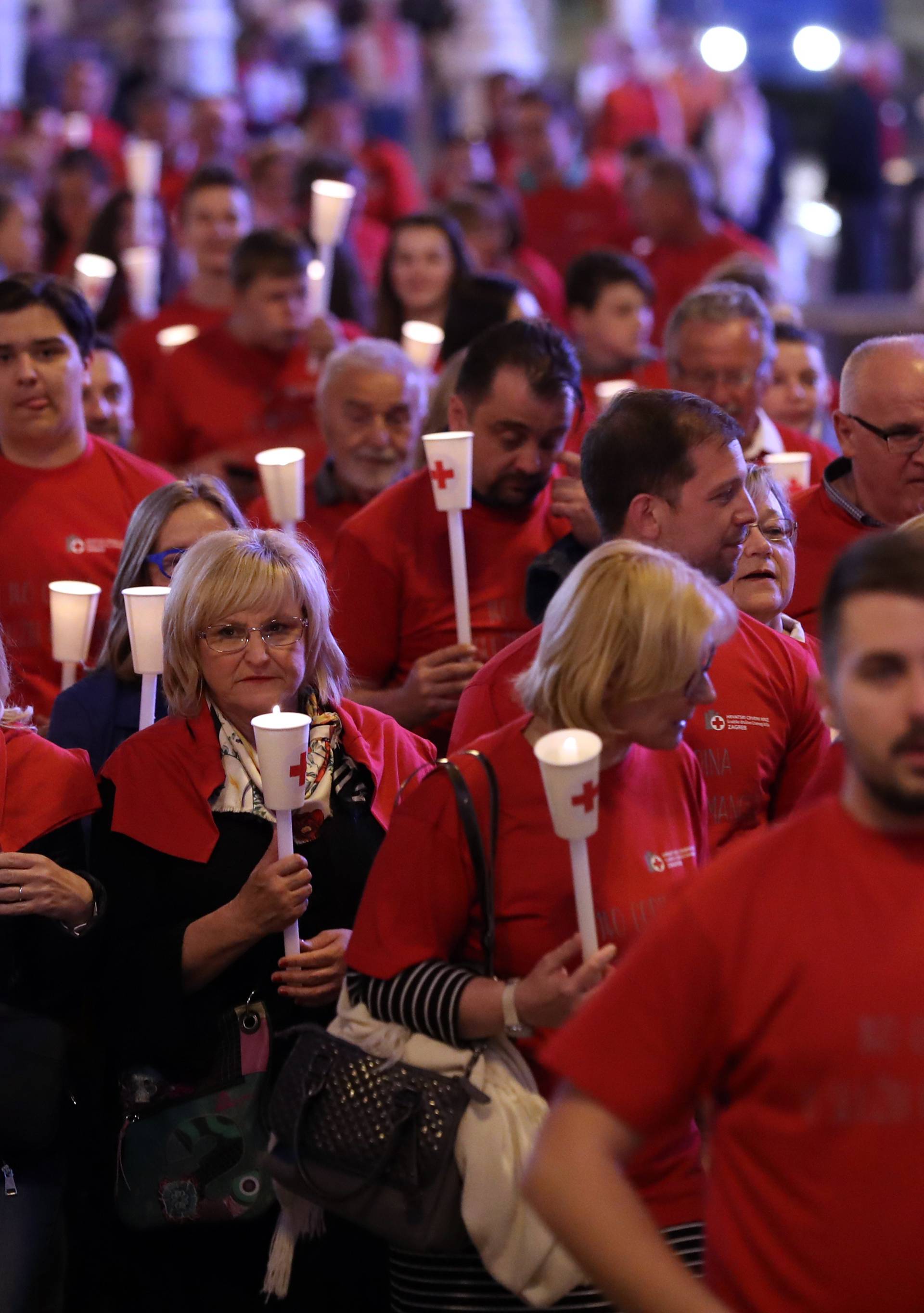 Mimohod s bakljama: Obilježili su 140 godina Crvenog križa