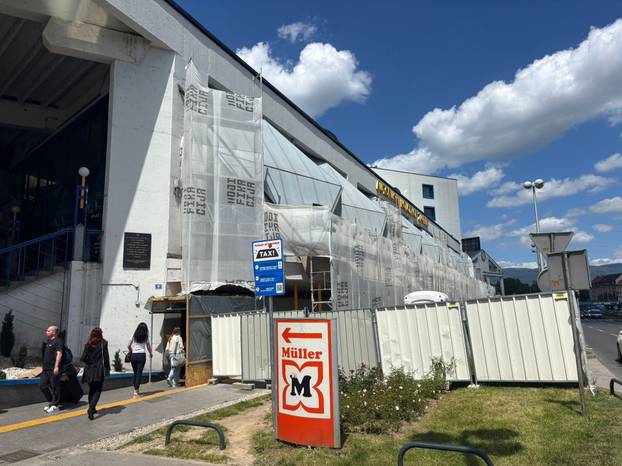 FOTO Autobusni kolodvor se raspada! Među putnike pala staklena stijenka, evo fotki