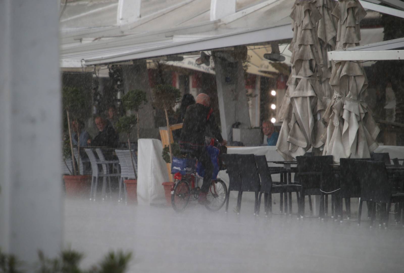 Split: Jak pljusak spustio se na grad i iznenadio građane