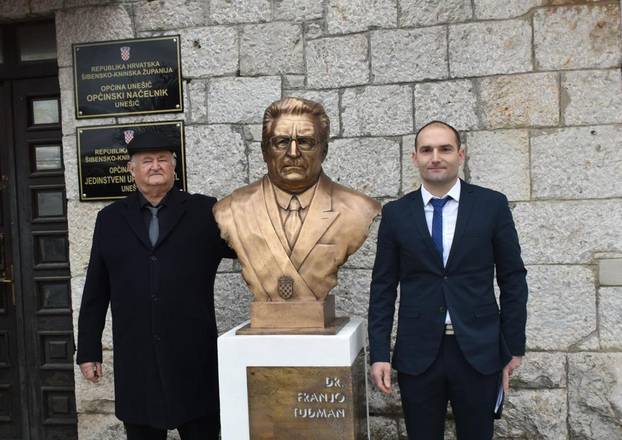 FOTO Najteži izbor: Svako naše mjesto svoj kip Tuđmana ima. Koji vam je Franjo najbolji?