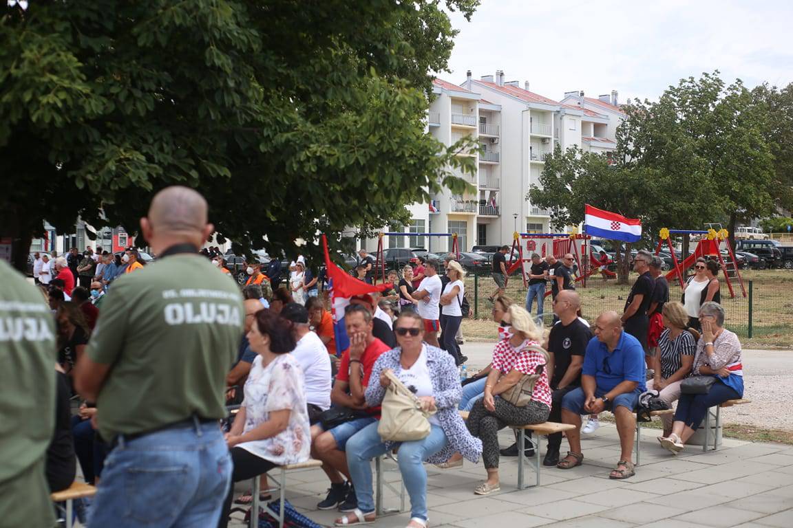 Iz Miljevaca pješačio u Knin, na leđima nosi veliki drveni križ