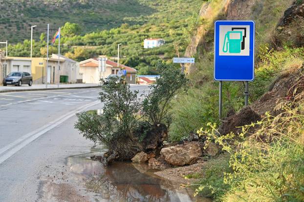 Bujica poplavila Podgoru tijekom jakog kišnog nevremena