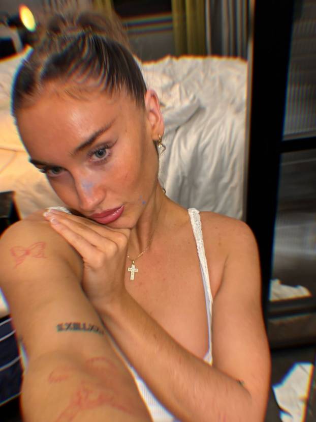 FOTO Bujna kći legende Uniteda provocira oskudnim izdanjima