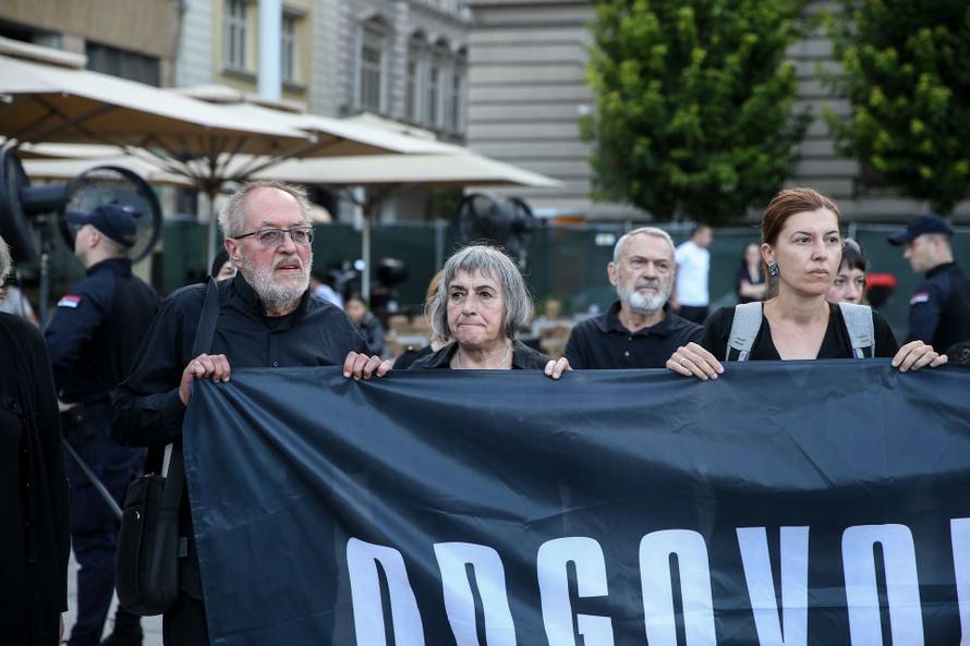 Beograd: Povodom 30. godišnjice genocida u Srebrenici, Žene u crnom organizirale su stajanje u crnini i šutnju na Trgu Republike