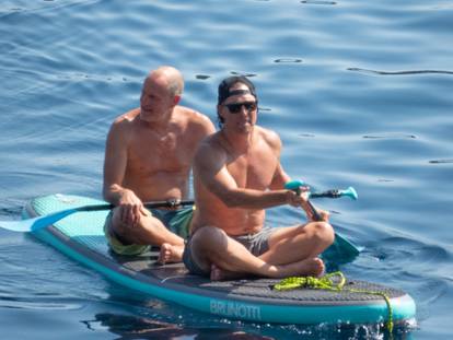 Glumci Woody Harrelson i Matthew McConaughey veslaju u moru pred Dubrovnikom