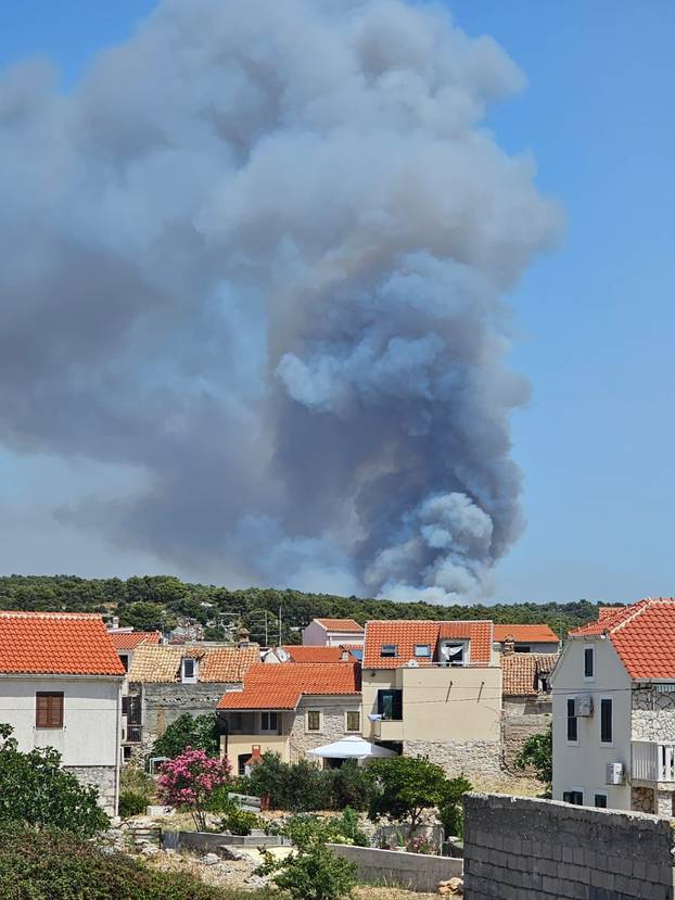 FOTO Veliki požar u Šibeniku: 'Na terenu su sve vatrogasne snage, digli smo i kanadere'