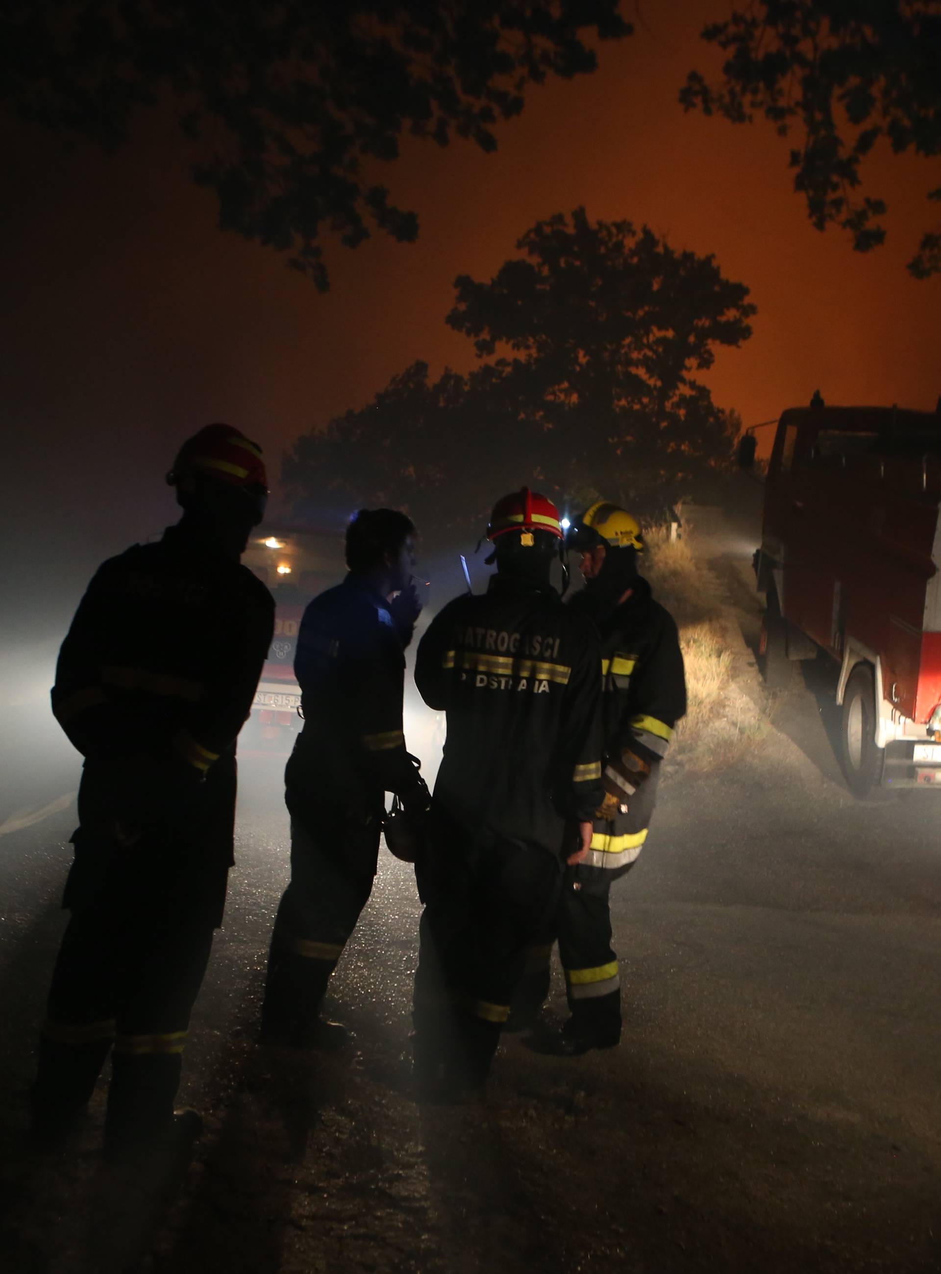 Požar kod Podstrane nosi jaki vjetar: Gasit će ga i  vojnici