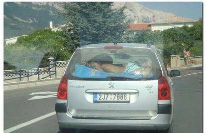 Mali Čeh spavao na iznad prtljažnika, iako je opasno