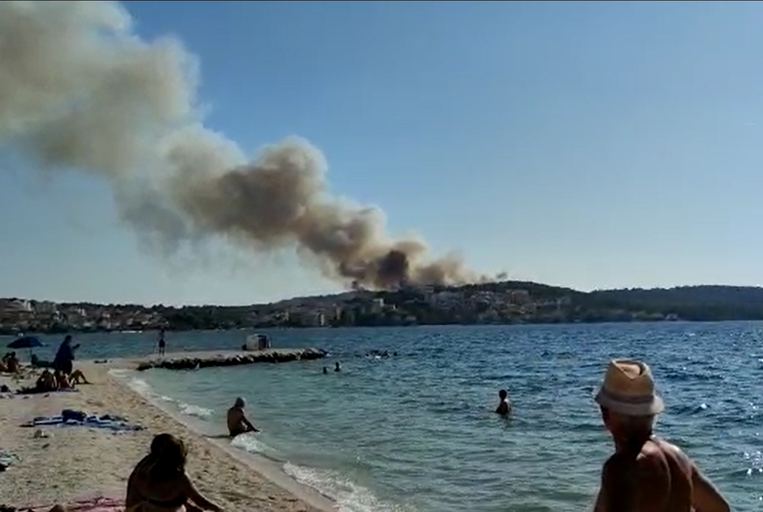 Gori na Čiovu: Kuće su spasili, stotinjak vatrogasaca na terenu