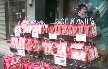 Cijeli Japan poludio za sretnim vrećicama: Ne zna se što kriju