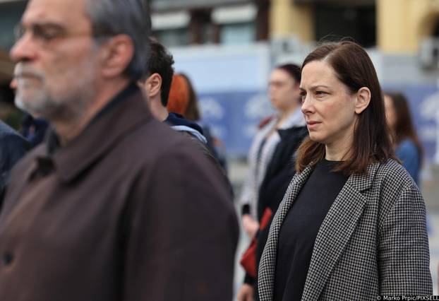 Zagreb : Na Trgu bana Josipa Jelačića, održao se kratak i snažan performans posvećen borbi protiv obiteljskog i rodno uvjetovanog nasilja