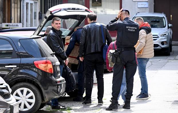 Zagreb: Policija na glavnom gradskom Trgu privodi osobu koja je navodno povezana s trgovinom drogom