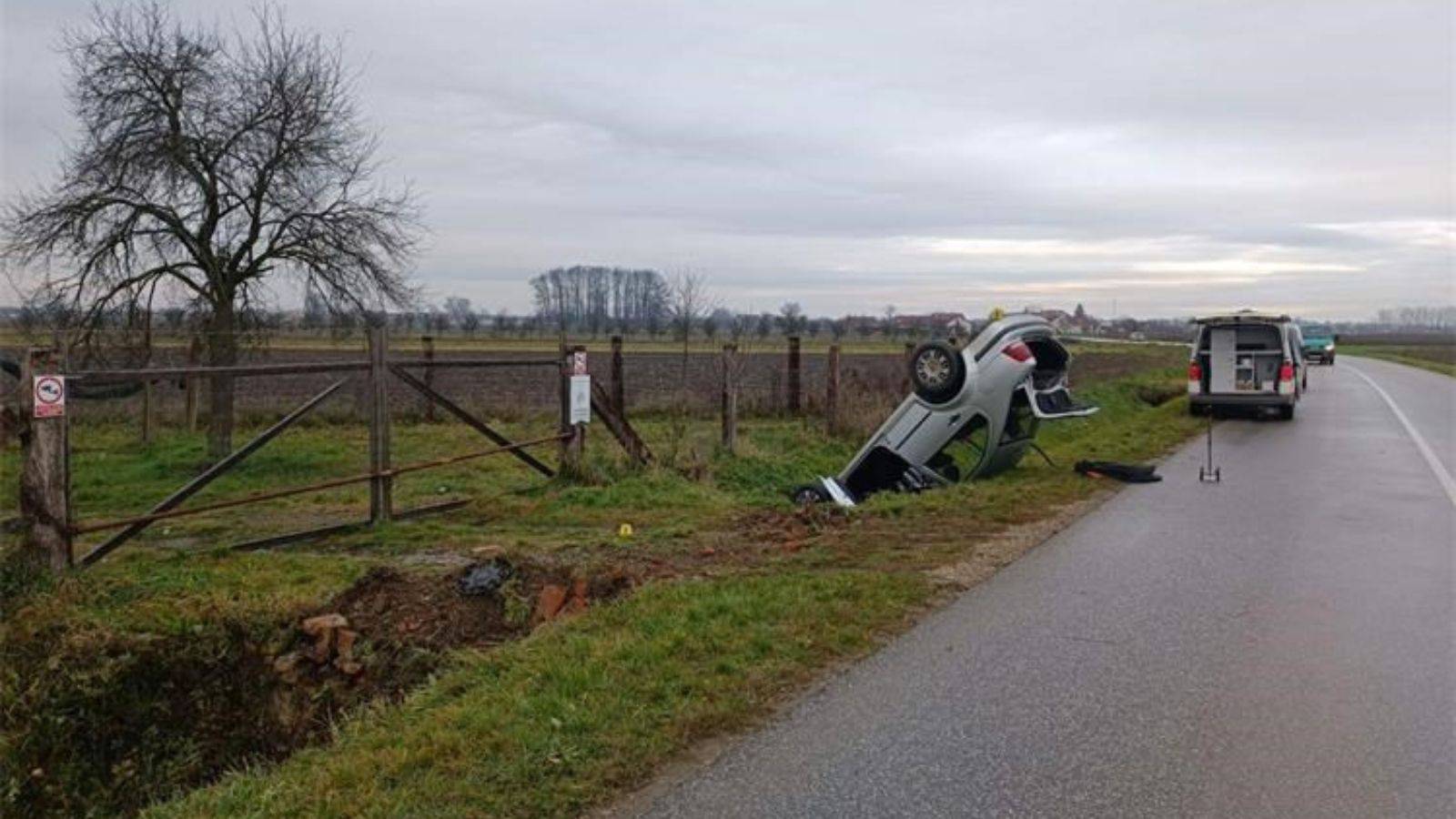 Teška nesreća kod Vinkovaca: Auto sletio u kanal i završio na krovu, vozač teško ozlijeđen