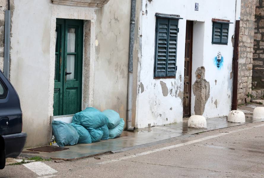 Šibenik: Jugo potopilo Dolac, cijela riva je pod morem