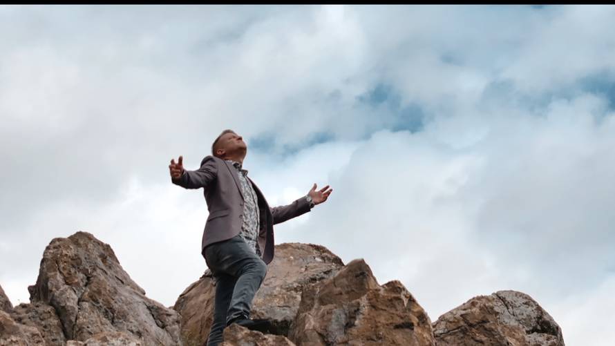 VIDEO Stipe Štrkalj debitira s emotivnom baladom 'Sanjaj' koja donosi vjeru u bolje sutra