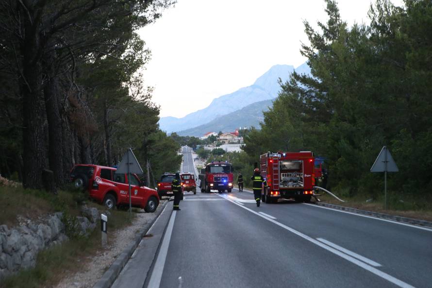 Kanader pomaže u gašenju, u Makarsku stiže i 150 vojnika