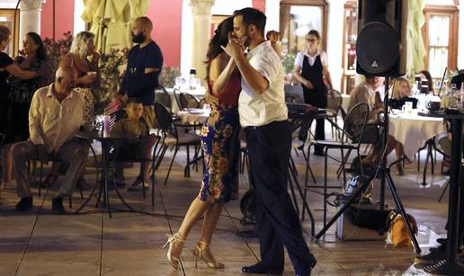 FOTO Šibenčani zaplesali tango na ulicama i oduševili turiste