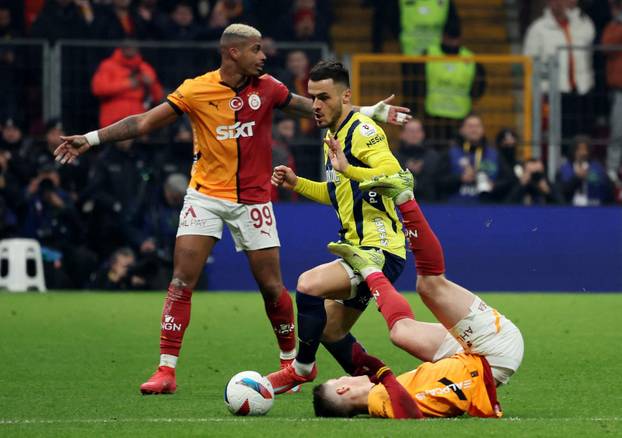 Super Lig - Galatasaray v Fenerbahce