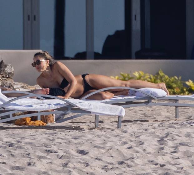 *PREMIUM-EXCLUSIVE* Jessica Alba enjoys a stylish beach day in Puerto Vallarta
**WEB EMBARGO UNTIL SATURDAY NOVEMBER 30, 2024 UNTIL 2:00 PM ET**