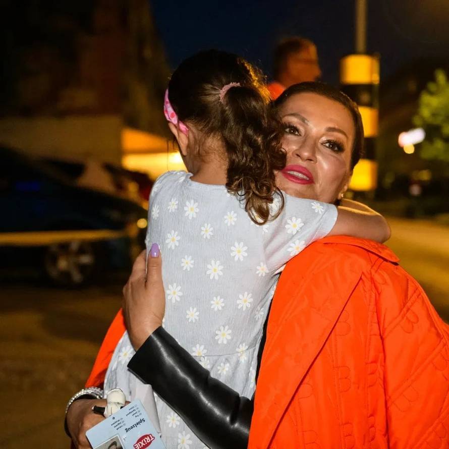 Mama, idem ja do Nine na binu, a ti kak' hoćeš: 'Maša je velika obožavateljica, nije se sramila'