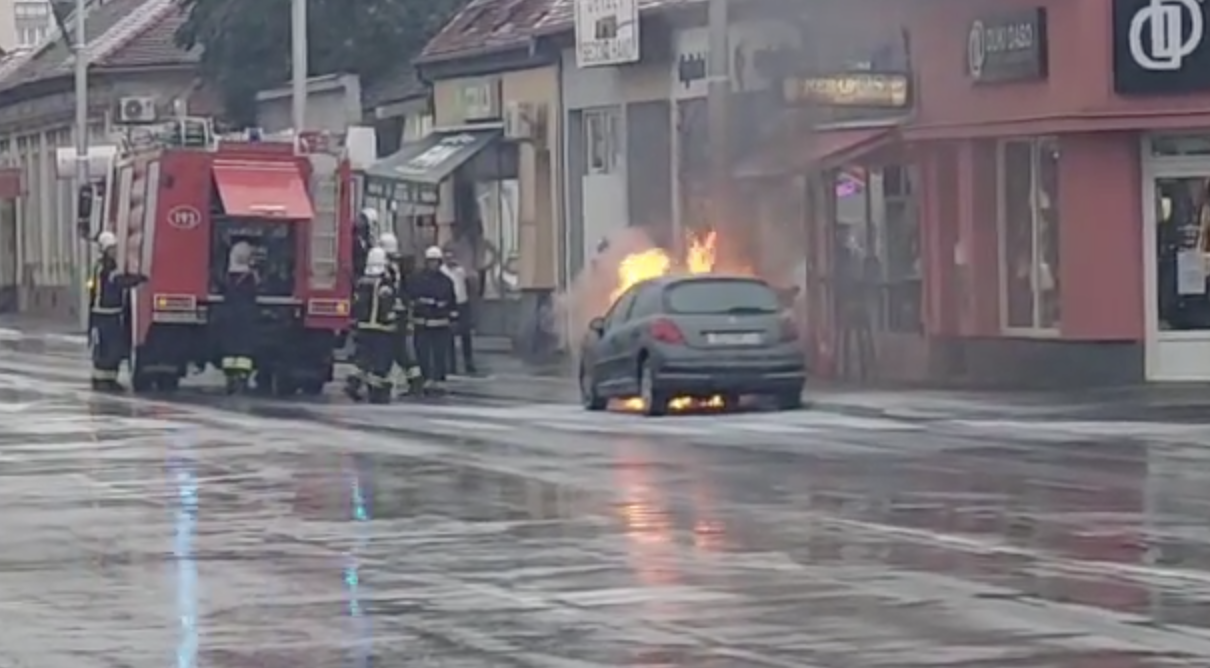 VIDEO Zapalio se auto u centru Osijeka, nitko nije ozlijeđen: 'To je naša rutinska intervencija'