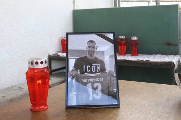 Vojni?: Tuga u NK Vojni? 95 nakon pogibije Nikole Pokriva?a