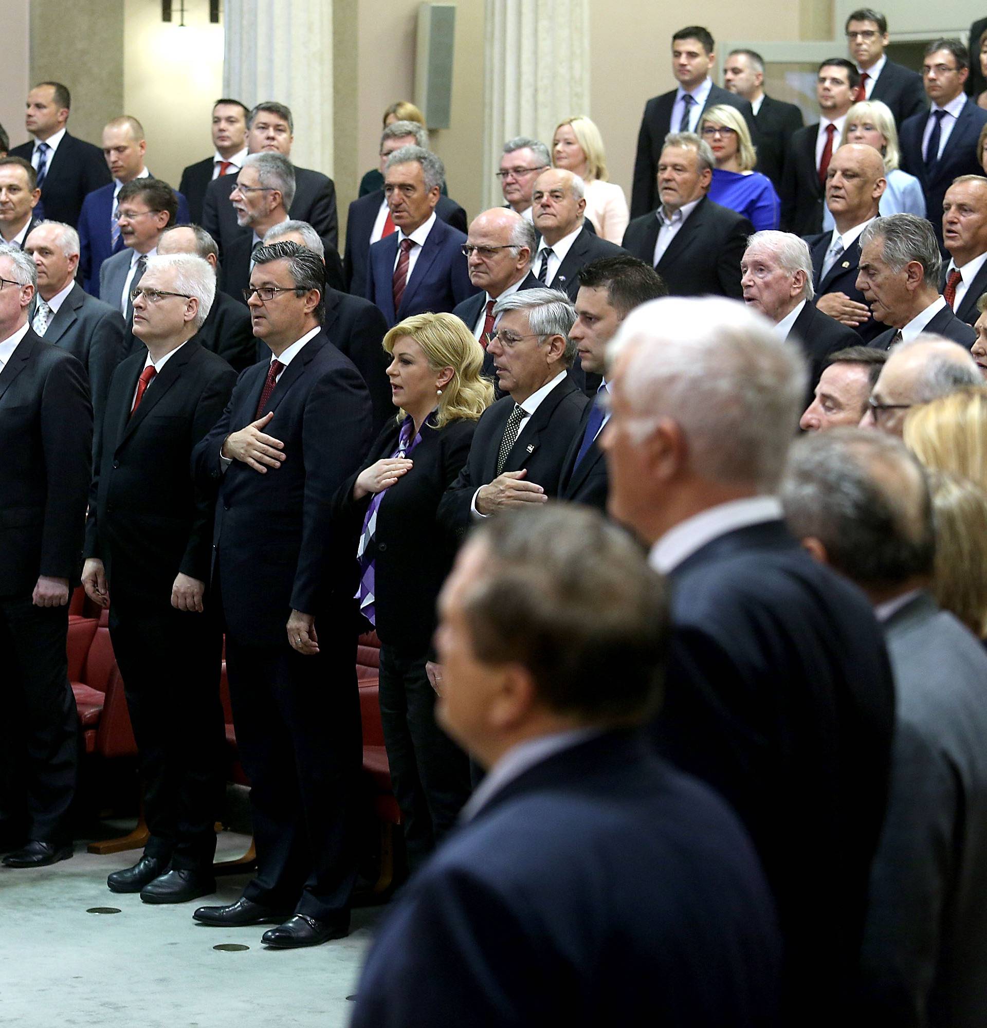 'Dosta agonije.  Uhvaćeni ste s rukom u pekmezu, odstupite!'