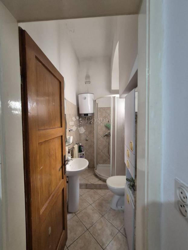 FOTO 'Namještaj iz doba Juge i bakina deka': Ovaj stan u Splitu prodaju za skoro 2 milijuna eura