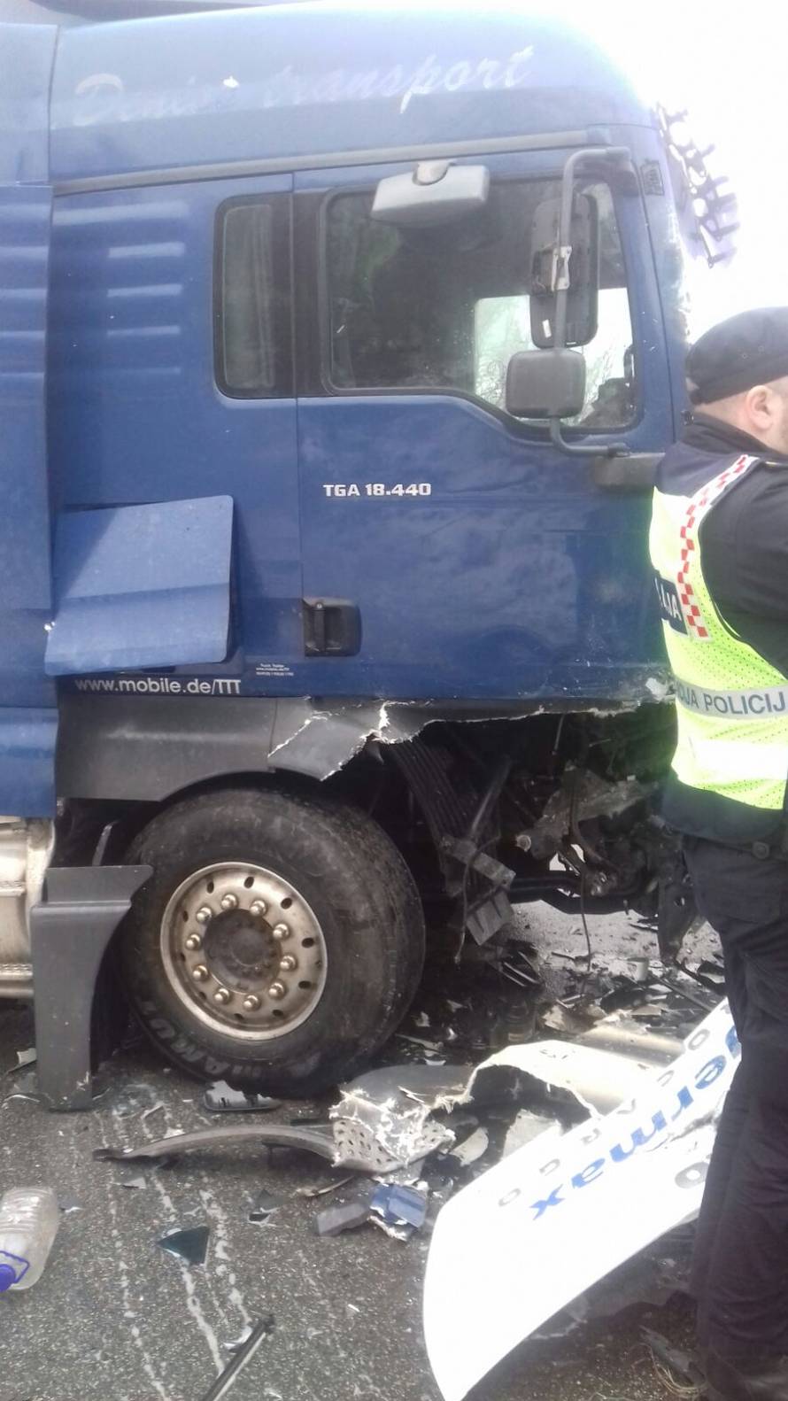 Stravično: Kamion pretjecao i udario  izravno u drugi kamion!