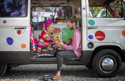 Kombi Flekica njihov je dom: U njemu Tinka i Julian imaju sve