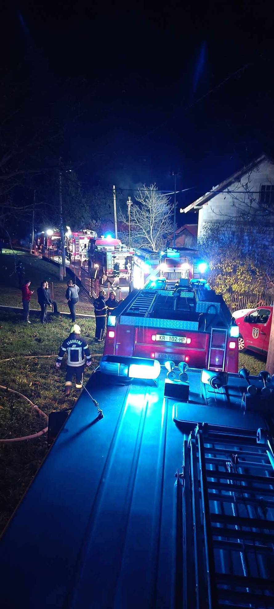 FOTO Buktinja u Zagorju: Auto i dva traktora izgorjeli u garaži, s vatrom se borilo 13 vatrogasaca