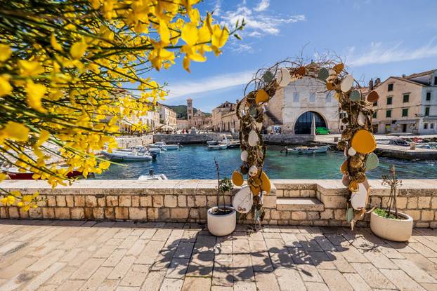 Sunčan dan na Hvaru 