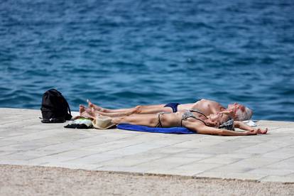 FOTO Đir po Zadru: Na ulicama smeće, turisti se sunčaju na rivi