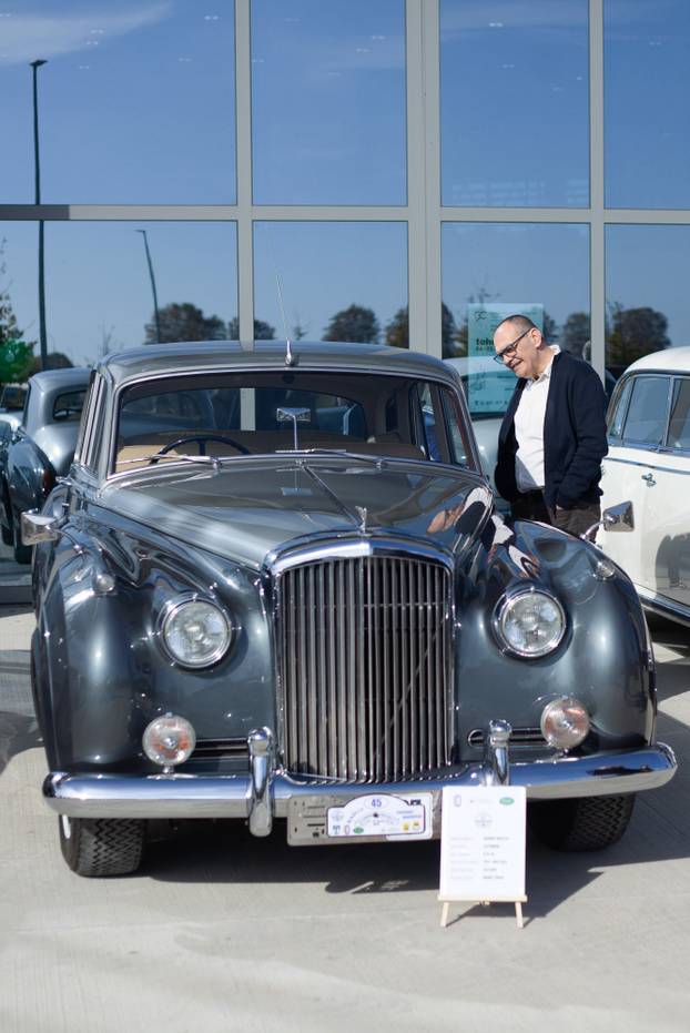 Osijek: Izložba oldtimer vozila ispred Gospodarskog centra