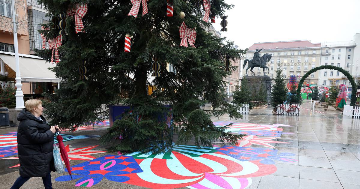 Jelačić Square adorned with gifts and hearts following Masaryk photo opportunity