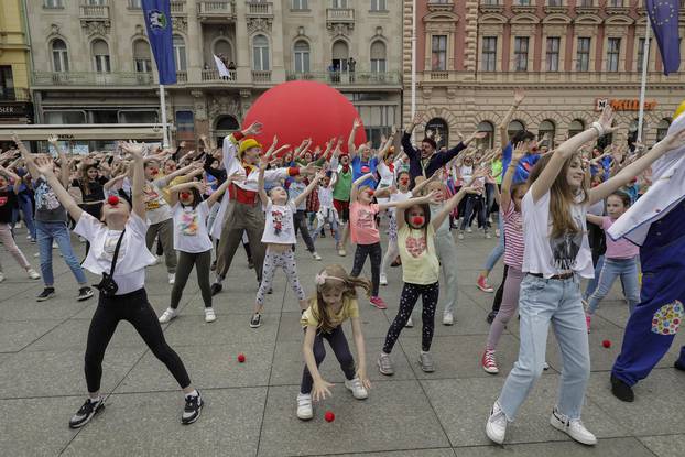 Zagreb: Crveni nosovi na Trgu bana Josipa Jelačića organizirali flash mob