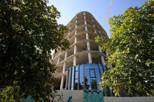 Zagreb: Nakon više desetljeća čekanja napokon počeli radovi, nedovršena zgrada postaje CapriCo Tower