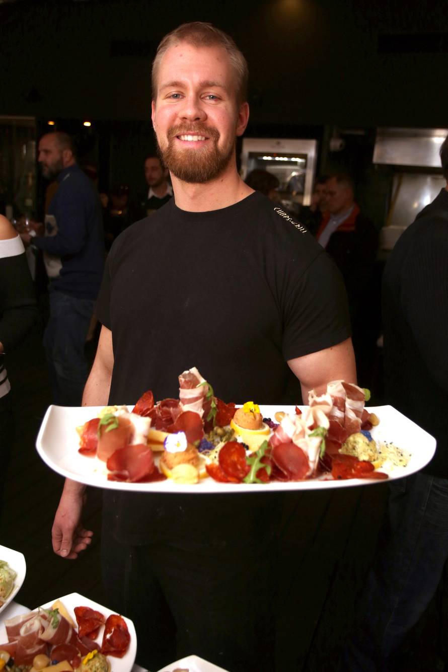 Split: U sklopu Gastro adventa Å¾upan i novinari upalili prvu adventsku svijeÄu