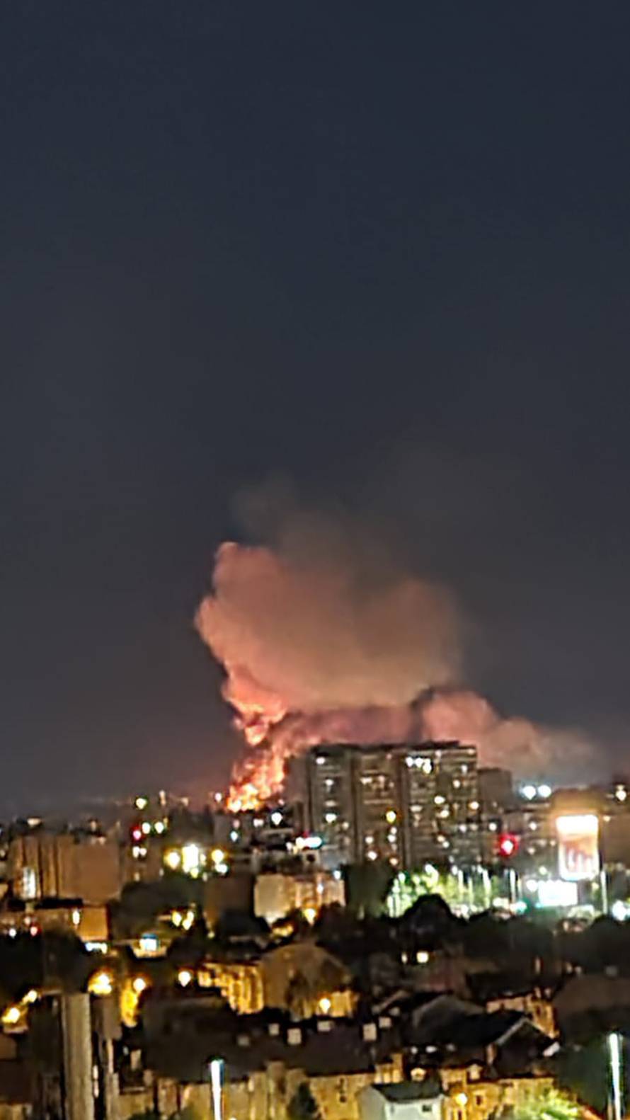 Veliki požar buknuo u dvorištu tvrtke na Žitnjaku, ozlijeđen je radnik: 'Vatra će sve progutati!'