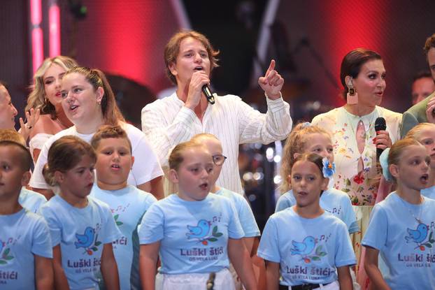 Vela Luka: Održan koncert "Trag u beskraju" posvećen Oliveru Dragojeviću