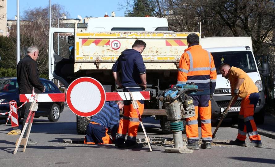 Zagreb: Puknuće cijevi u Ružmarinkovoj ulici