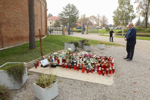 Zagreb: Grob Milana Bandića pun svijeća uoči blagdana Svih svetih