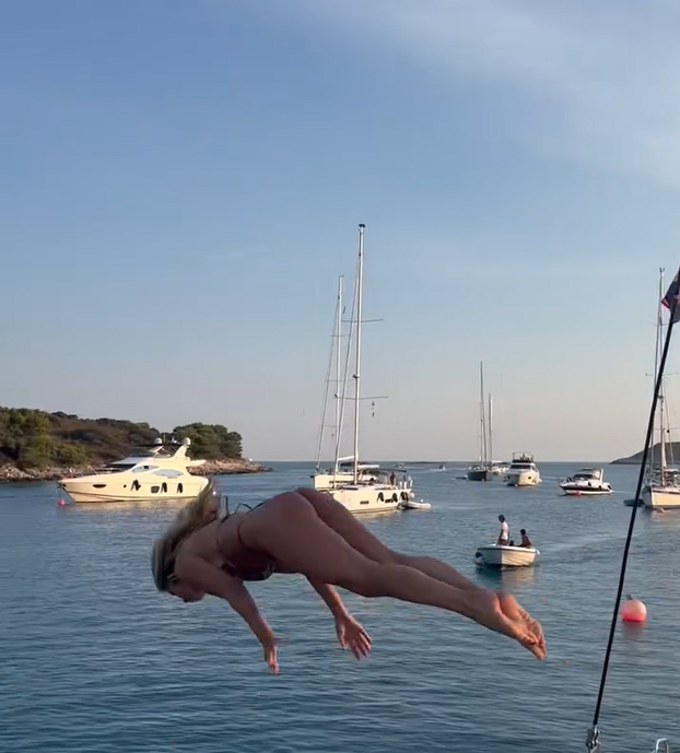 FOTO Koji prizori! Mama Renata je pokazala obline u bikiniju, tangice joj savršeno pristaju